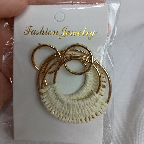 2/30$ Or 3/$35 Elegant Gold and Cream Hoop Woven Rattan Earrings (#0277) - Picture 1 of 2